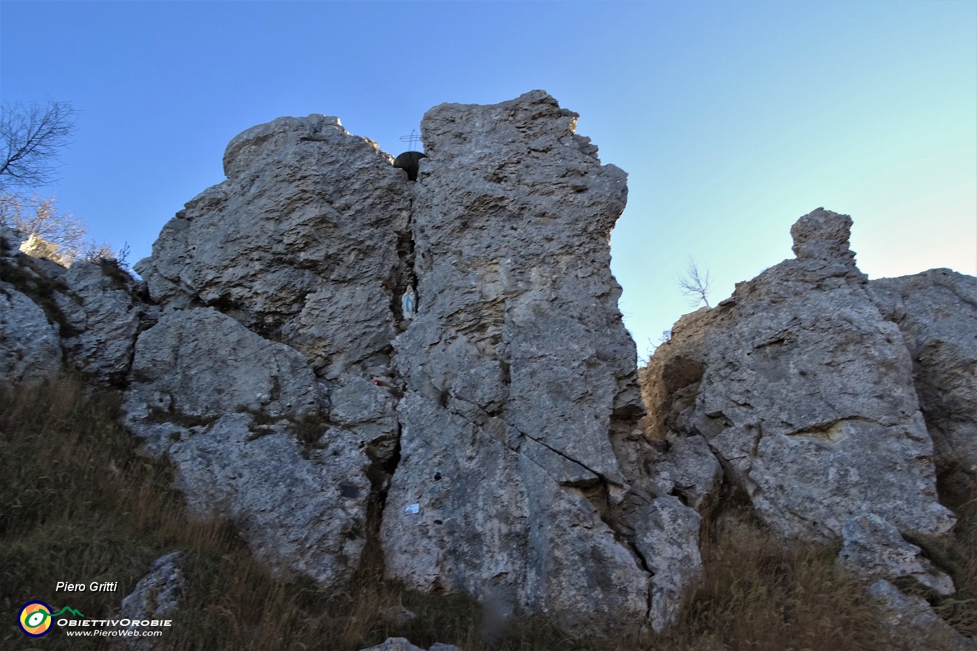21 La Madonnina tra le rocce, la croce in alto.JPG